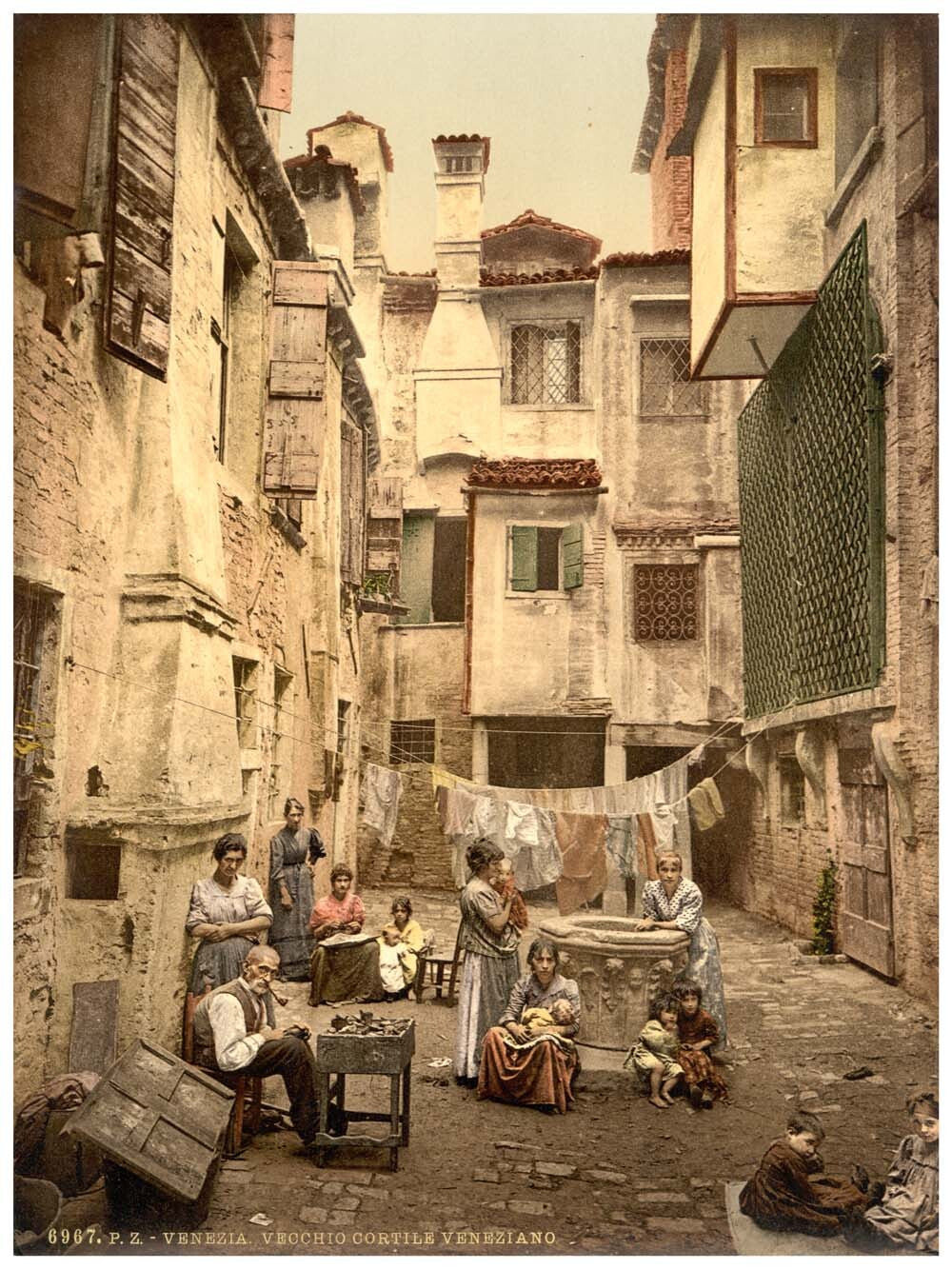 Old Venetian courtyard, Venice, Italy 0400-5608